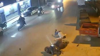 Adana'da iki motosikletin çarpıştığı kaza kamerada