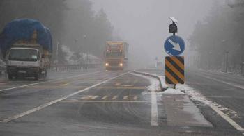 Bolu Dağı'nda hafif kar yağışı ve sis