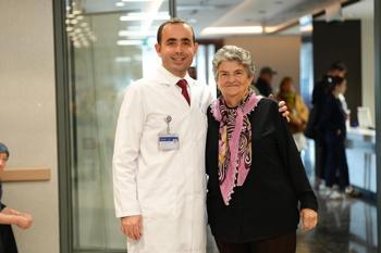 75 yaşındaki hasta kornea nakliyle 6 yıl sonra yeniden görmeye başladı