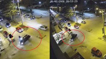 Motosikletin otomobile çarptığı kaza kamerada