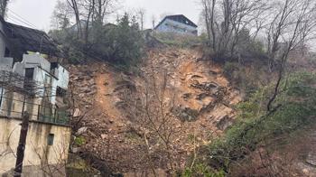 Zonguldak'ta heyelan; 3 ev etkilendi