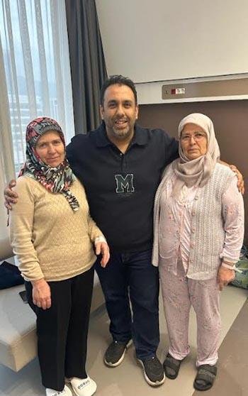 İki kız kardeş aynı gün meme kanserini yendi