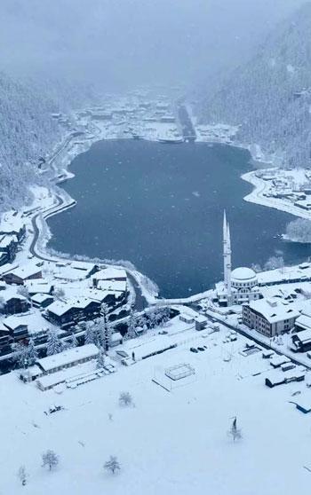 Uzungöl’de kar yağışı sonrası seyirlik manzaralar