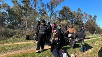 Kaçak göçmenleri 'dağın arkası İstanbul' diyerek, araziye bırakmışlar