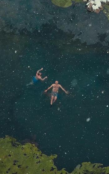 Erzincan’da eksi 5 derecede mineralli gölde yüzdüler