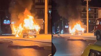 Kocaeli’de otomobil alev alev yandı