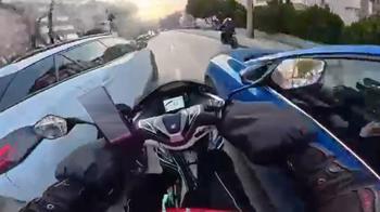 Motosikletiyle 2 aracın arasından geçmeye çalışan kurye kaza yaptı