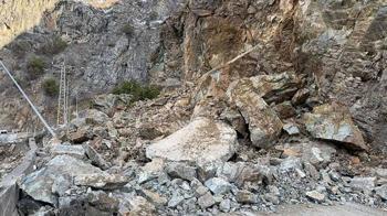 Gümüşhane-Giresun kara yolu heyelan nedeniyle ulaşıma kapandı