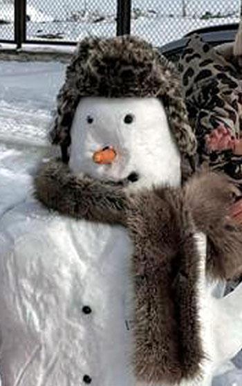 Kardan adam yapıp, başına kalpak taktılar