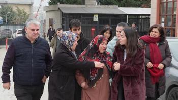 Zeytinburnu Sahili'nde denizde ölü bulunan anneyle kızının cenazesi yakınlarına teslim edildi