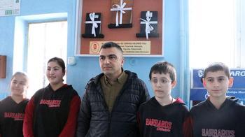 Okulda para toplayıp, 3 bakkalın veresiye defterini satın aldılar