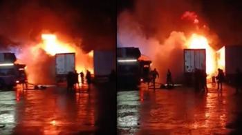 Park halindeki 2 TIR alev alev yandı