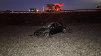 Bariyerleri aşıp tarlaya uçan otomobilin sürücüsü öldü