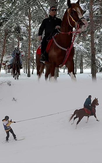 Karlı arazide önce safari, ardından atlarla snowboard keyfi
