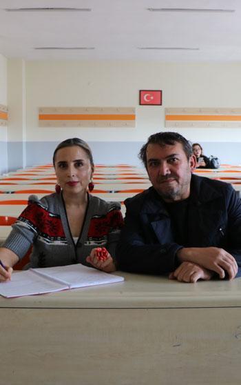 Kayseri'de 27 yıldır evli çift, üniversitede sıra arkadaşı oldu