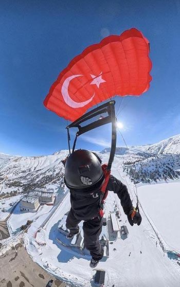 Yarasa adam Ergan Dağı Kayak Merkezi'nde uçtu