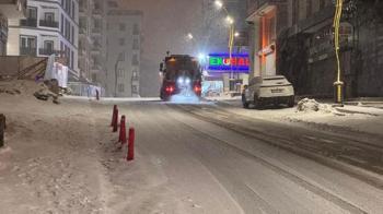 Van'da 143 yerleşim yerinin yolu kardan kapandı