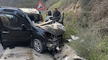 Arnavutköy'de hafriyat kamyonu ve hafif ticari araç çarpıştı: 1 ölü, 2 yaralı