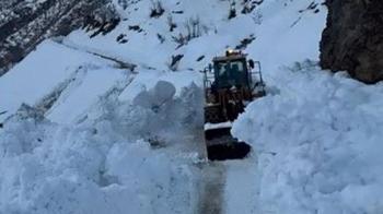 Bitlis'te köy yoluna çığ düştü