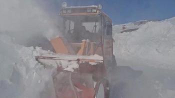 Kars’ta 3 metrelik karla ekiplerin zorlu mücadelesi