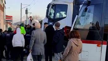 Tramvay ile kamyon çarpıştı; 3 yaralı