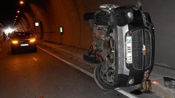 Hafif ticari araç ile otomobil tünelde çarpıştı: 2 yaralı