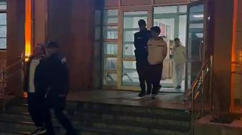 Firari hükümlü baba ile 2 oğlu, yangın merdiveninde yakalandı