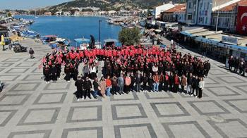 İstiklal Marşı'nın her kıtasını şehrin ayrı bir noktasında okudular