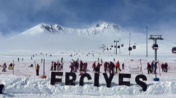 Kar yağışı ile sezonun uzadığı Erciyes'te bayram rezervasyonları yüzde 70'e ulaştı
