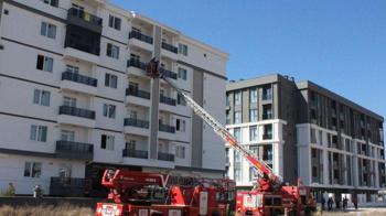 Aksaray'da apartmanda yangın; 10 kişi dumandan etkilendi