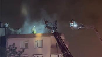 Üsküdar’da 5 katlı binanın çatı katında yangın