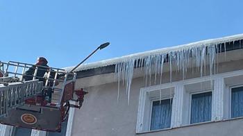 Ardahan’da binalardan sarkan dev buz kütleleri temizleniyor