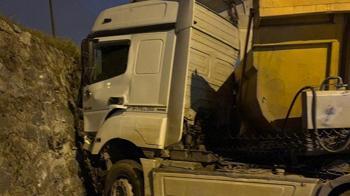 Sancaktepe’de istinat duvarına çarpan hafriyat kamyonunun şoförü ağır yaralandı