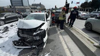 Avcılar'da kazada otomobil sürücüsü yaralandı