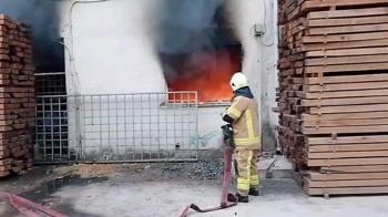 Kereste deposundaki yangını söndürmeye çalışırken yaralandı