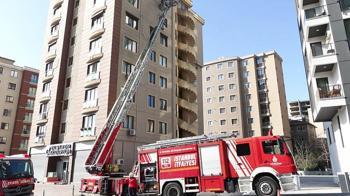 Kadıköy’de yangında dumandan etkilenen kadın hastaneye kaldırıldı