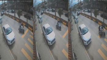 Devrilen motosikletteki 2 kişi yaralandı; kaza kamerada