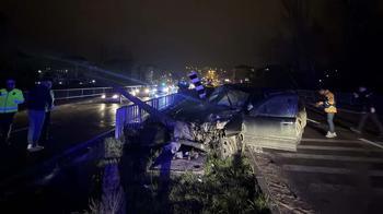 Cip, köprü korkuluklarına çarptı; 2 yaralı