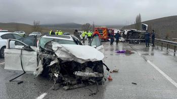 Otomobil, hafif ticari araca çarptı; baba ve oğlu öldü, 4 yaralı