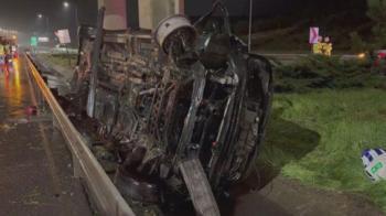 Kuzey Marmara Otoyolu'nda bariyerlere çarpan minibüs takla attı: 1 ölü, 1 yaralı