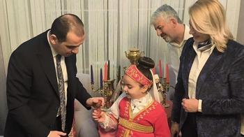 Vali Taşolar, yumurta tokuşturup, Nevruz ateşinin üzerinden atladı