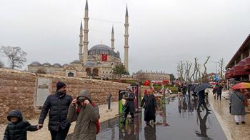 Tarih kenti Edirne’ye, bayramda yağmura rağmen ziyaretçi akını