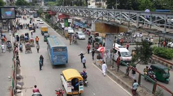 Bangladeş'te otobüs ile tren çarpıştı: 12 ölü, 26 yaralı