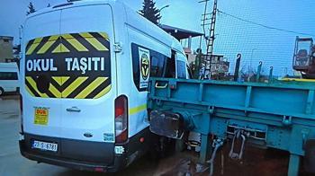 Lokomotifin okul servis minibüsüne çarptığı anlar kamera