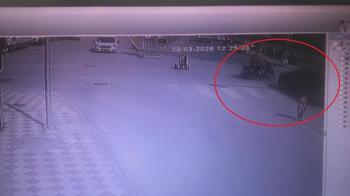 Amasya’da otomobilin çarptığı motosiklet sürücüsü yaralandı; kaza anı kamerada