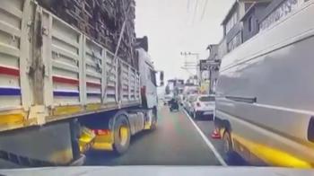 TIR'dan inip, bıçakla otomobile saldırdılar