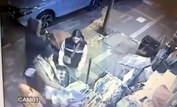 Avcılar'da kıyafet hırsızlığı kamerada