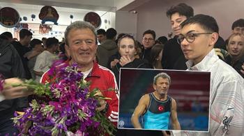 Dünya 2'ncisi beden eğitimi öğretmeni, 40 yıllık mesleğine öğrencilerinin gözyaşlarıyla veda etti