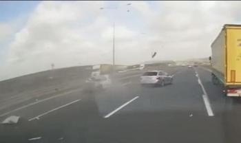 Arnavutköy’de makas atan sürücünün bariyere çarptığı kaza kamerada