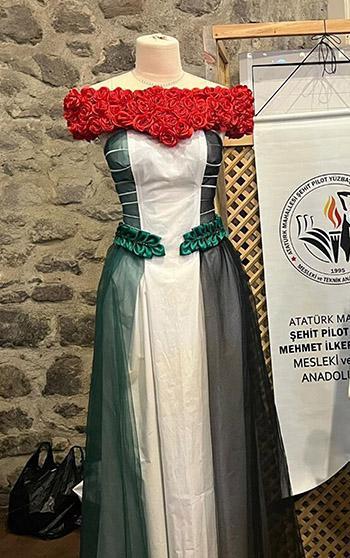 Meslek lisesi öğrencileri Filistin'i kumaşla anlattı